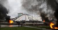 Die Demonstranten protestierten vor dem Regierungssitz. Bald hingen dunkle Rauchwolken über dem Gelände: Bäume und Autos brannten. Anhänger der Opposition warfen Molotow-Cocktails und Steine.