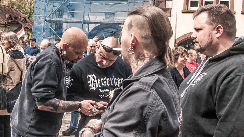 Die St. Georgener Faschos Markus Ganter (1. v. links), Marco Pisapia (3. v. l.) und Timo König (4. v. l.) mit dem selbsternannten "Leader" der "Berserker Pforzheim", Sascha Palosy (2. v. l.).