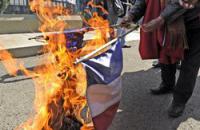Französische Fahnen werden verbrannt