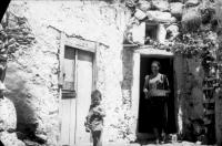 Einwohnerin mit Kind in Viannos (im Juni 1943): Das Massaker in dem Bergdorf wurde geplant wie andere Vergeltungsaktionen (Quelle: Bundesarchiv)