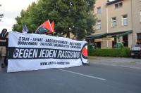Demo gegen Naziangriffe in Weißensee am 23.07.2015: »Nudeholz«-Gäste in Camp David-Jacke den »Hitlergruß«. Die Polizei nimmt keine Anzeige auf. | Foto: Ney Sommerfeld