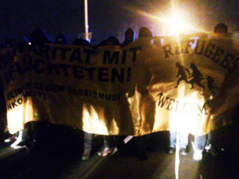 Antifas Blockieren die Autobahnunterführung zwischen Karow und Buch