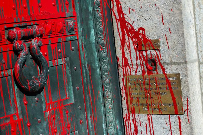Die Eingangstür des Oberlandesgerichts wurde von den Unbekannten mit roter Farbe verschmiert