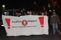 "Montags-Demo" am 17. November 2014 in Berlin-Buch. | Am Transparent rechts: Paul Schilling und ein weiteres Mitglied der "Kameradschaft Deutsche Eiche"