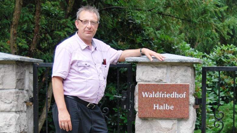 Jörg Hoyer posiert auf seiner Internetseite vor dem Waldfriedhof Halbe. Die Anlage in Brandenburg, wo 28.000 Tote des Zweiten Weltkriegs ruhen, war früher eine Art Kultort für Rechtsextreme Foto: www.militariagutachten.de