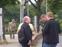 Unverpixelte Polizisten, die in Lübeck Peilsender an Autos von AntifaschistInnen montiert haben