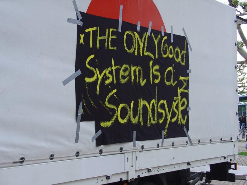 "The only good system is a soundsystem" - Banner auf der Nachttanzdemo Mainz