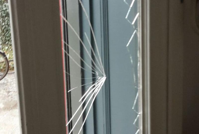 Eingeworfenes Fenster im Büro von Antje Kapek (Grüne) 