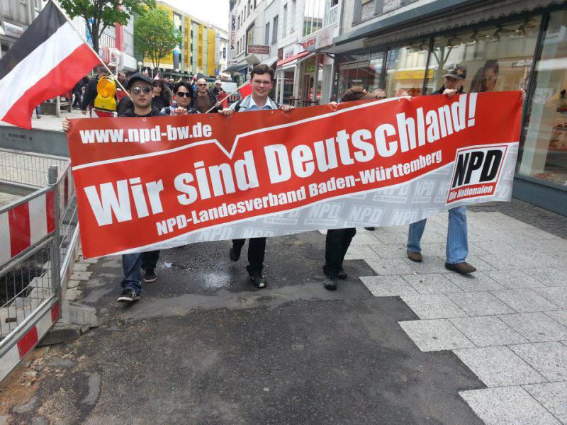 Mitglieder der regionalen NPD beim Versuch eines Aufmarschs am 1. Mai 2013 in Hanau - so präsentierte sich die NPD auf Facebook
