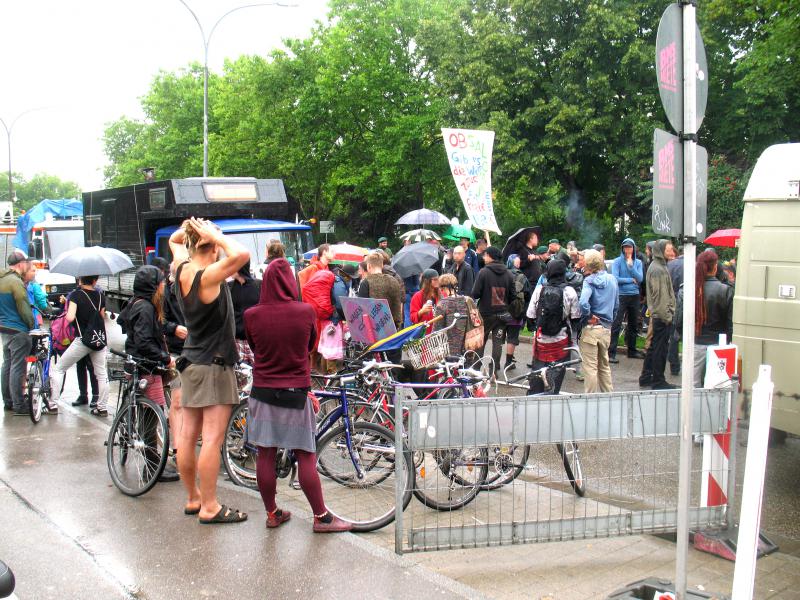 Samstag - Innenstadt: 50 Menschen schlossen sich der Blockade an und besetzten die Straße feierlich mit