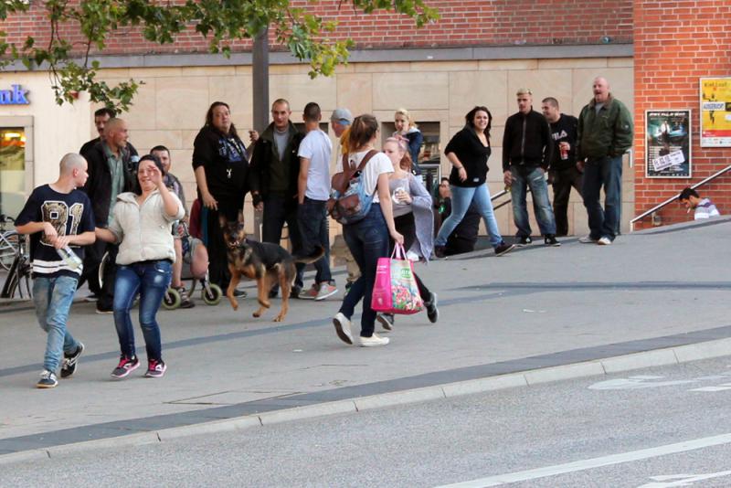 Deutsche Pöbler*innen am Straßenrand 3