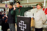 Wolfgang Nahrath (rechts) mit Jörg Hähnel (mitte) und Udo Voigt (links) bei einer NPD-Demonstration im Dezember 2001 in Berlin..jpg