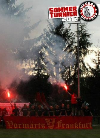 FCV-Hooligans mit Transpi und Pyrotechnik beim Sommerturnier der neonazistischen Fangruppierung Inferno Cottbus Ende Juli. (Faksimile von der facebook-Seite von Inferno Cottbus)