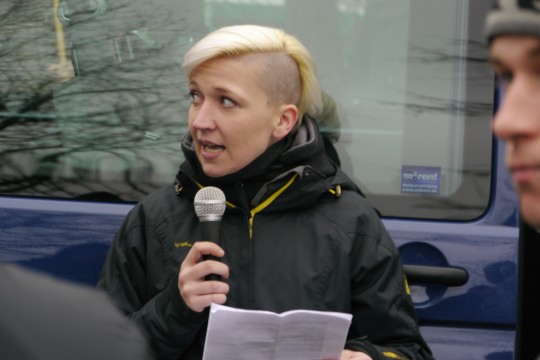 Maria Fank als Rednerin während einer Demonstration