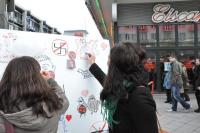 "Zeich(n)en gegen Rechts" auf einem Plakat, das ab Montag im City-Carree ausgestellt werden soll. Hier bekennen Farbe: Ulrike Oehmichen und Carolin Reinitz (beide 23, Studentinnen der Hochschule MD).