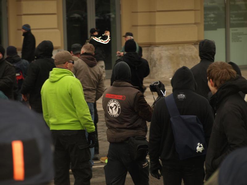 Nazi mit "Good Night Left Side"-Weste (Freie Kräfte Köln) von hinten am Hauptbahnhof Dresden