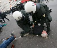 Die Polizisten setzten Pfefferspray und Schlagstöcke ein, um sich gegen die Demonstranten durchzusetzen.