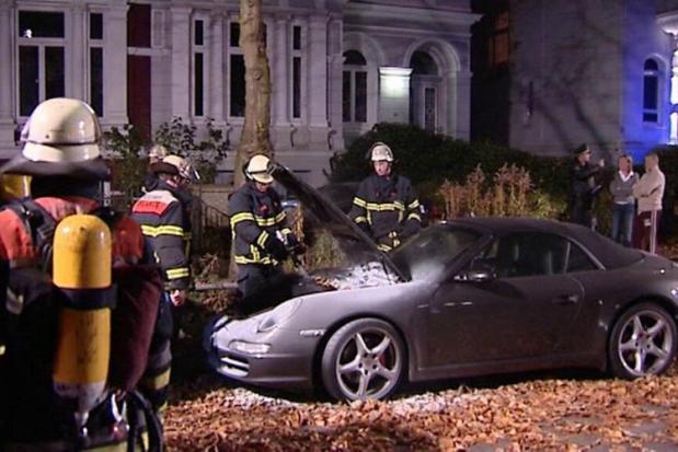 Auch ein Porsche wurde in Harvestehude von den Unbekannten in Brand gesetzt© tvr-news