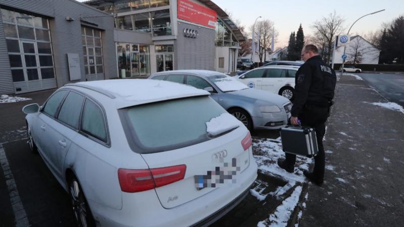 Auf dem Gelände eines Autohauses in Lurup wurden drei Autos angezündet Foto: Marco Zitzow