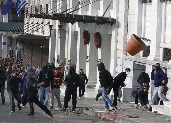 Nicht nur Tränengas flog in Athen, sondern auch Blumentöpfe. (Bild: Reuters)
