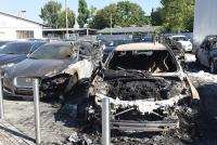 Insgesamt sieben Fahrzeuge sind bei der Brandstiftung in einem Leipziger Jaguar-Autohaus beschädigt worden.