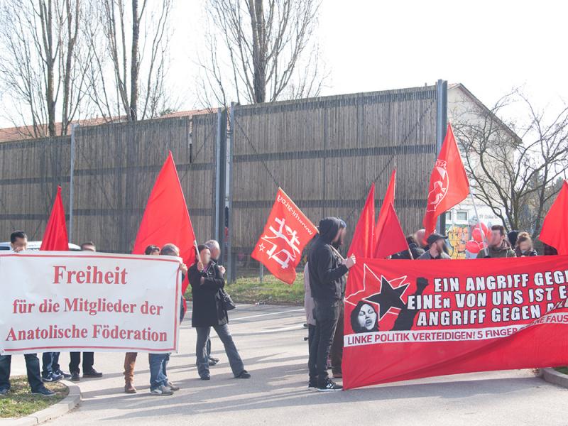 Kundgebung vor dem Knast