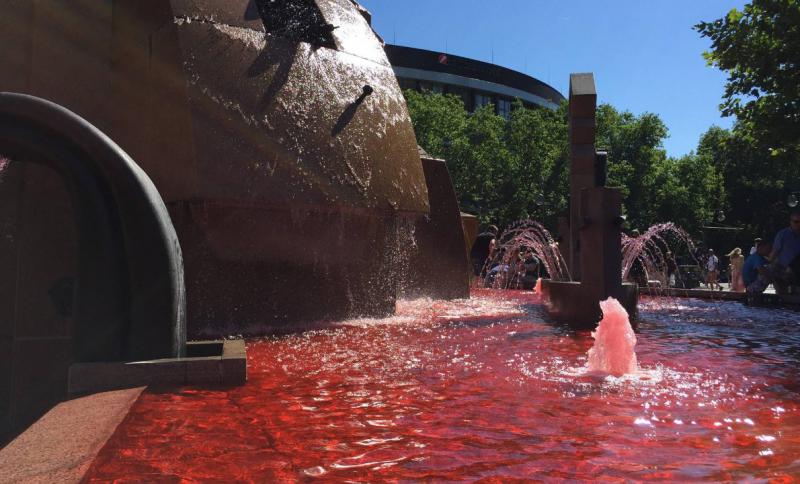 Die rote Farbe im Wasser ist angeblich ungiftig, soll nach ein paar Tagen wieder verschwunden sein (Foto: Siegfried Purschke)