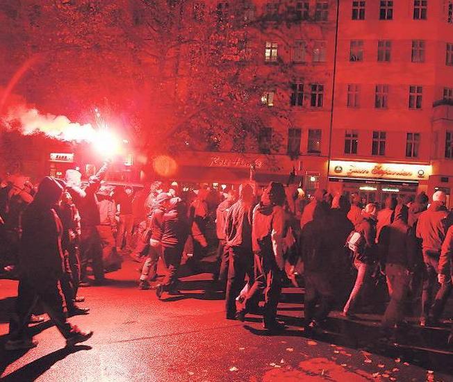 Laut und hell. Spontaner Protest am Mittwochabend gegen den Brandanschlag in der Manteuffelstraße. Am Ende nahm die Polizei 47 Personen vorübergehend fest.