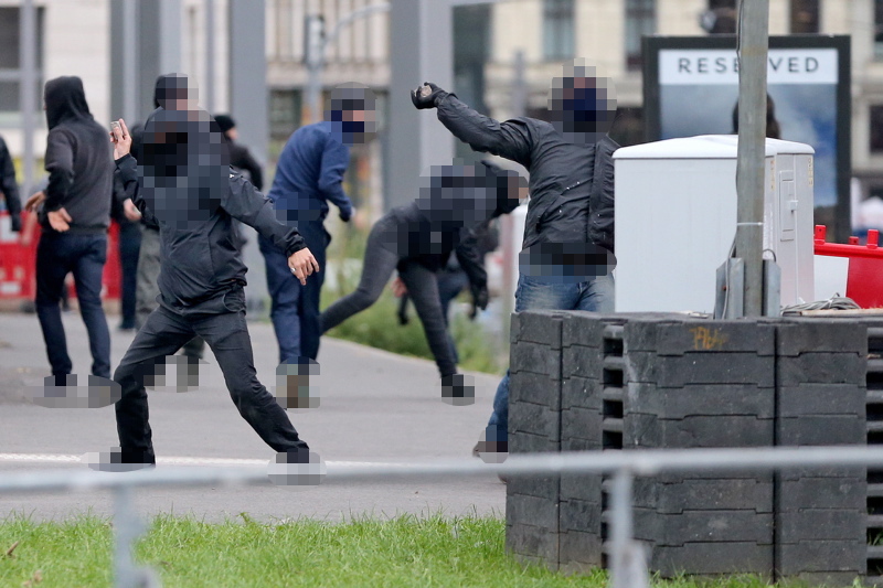  Linksradikale schmeißen Steine auf Polizei und rechte Demonstrationsteilnehmer.  / Verpixlung: Indymedia