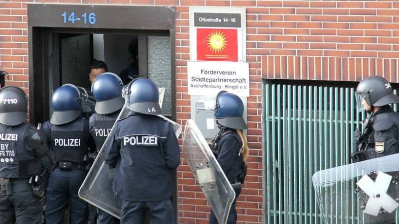 Polizisten in Aschaffenburg stehen vor dem Haus, in das sich die Kurden zurückzogen.