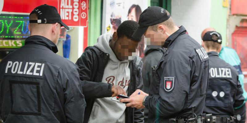 Im Visier: Kontrolle von Polizisten aus St. Pauli. Foto: JOTO