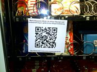 QR-Code-Aufkleber an einem Snack-Automaten in der Uni.