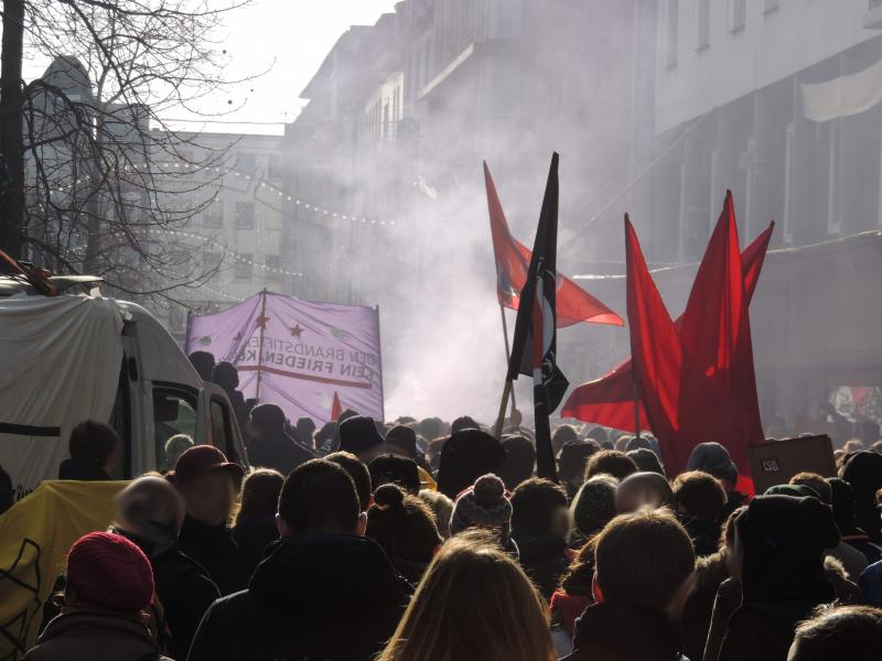 Rauch und Fahnenmeer auf Elässer Straße