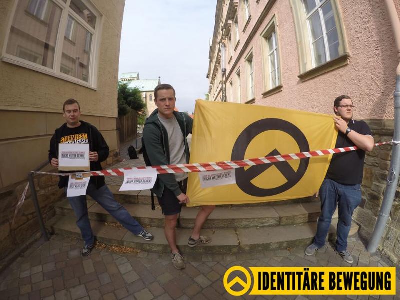 Philipp Losse (links) bei einer IB-Aktion am 17. Juni 2016 in Hildesheim. Foto: Screenshot von der Facebook-Seite der »Identitären Bewegung Niedersachsen«Philipp Losse (links) bei einer IB-Aktion am 17. Juni 2016 in Hildesheim