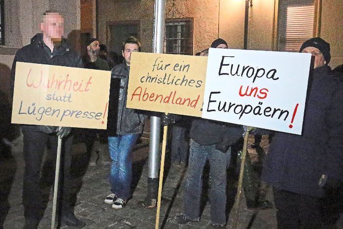 Mit einem "Lügenpresse"-Schild tut Ralph-Thomas K. bei Sbh-Gida seine Meinung kund – wenn er nicht gerade selbst als Ordner bei dem regionalen Pegida-Ableger fungiert. Fotos: Eich Foto: Schwarzwälder-Bote