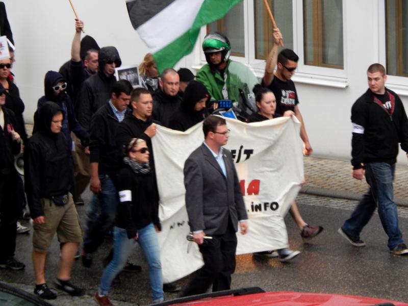 Nazi-Aufmarsch in Eppingen am 29. Juli 2014, vorne rechts als Ordnerin Isabel Zentarra