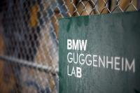 Das "BMW-Guggenheim Lab" in New York: Proteste auch an der Houston Street.