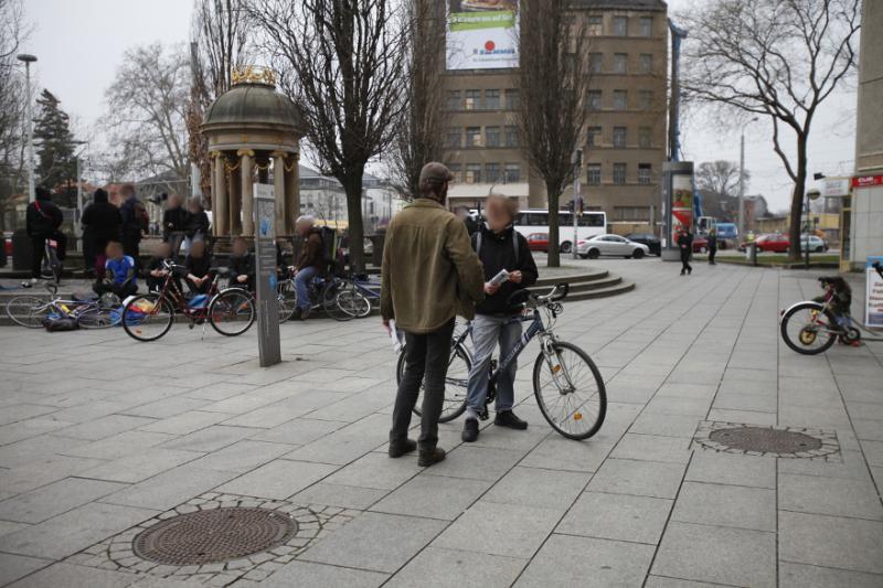 Flyer werden verteilt