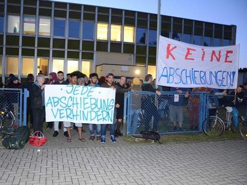 Demonstranten stellten sich in Salzwedel schützend vor einen Flüchtling, der nach Italien abgeschoben werden sollte. Foto: Volksstimme