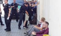 Nach der Besetzung des Brandenburger Tors werden die rechten Aktivisten von der Polizei durchsucht 