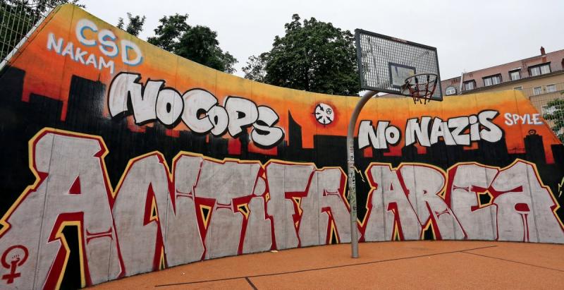 Die Streetballanlage am Connewitzer Kreuz in Leipzig ist als Antifa-Areal gekennzeichnet. „No Cops, No Nazis“ („Keine Polizisten, keine Nazis“) steht dort. Foto: André Kempner