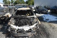 Insgesamt sieben Fahrzeuge sind bei der Brandstiftung in einem Leipziger Jaguar-Autohaus beschädigt worden.