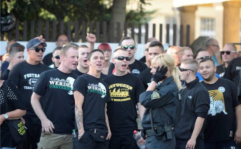 Nazis an der Bremer Straße in Dresden (24.07.2015), Franz Richter mit «werde unsterblich» T-Shirt und Gürteltasche