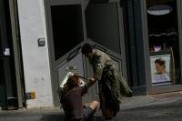 Straßentheater: Demonstranten verprügeln!