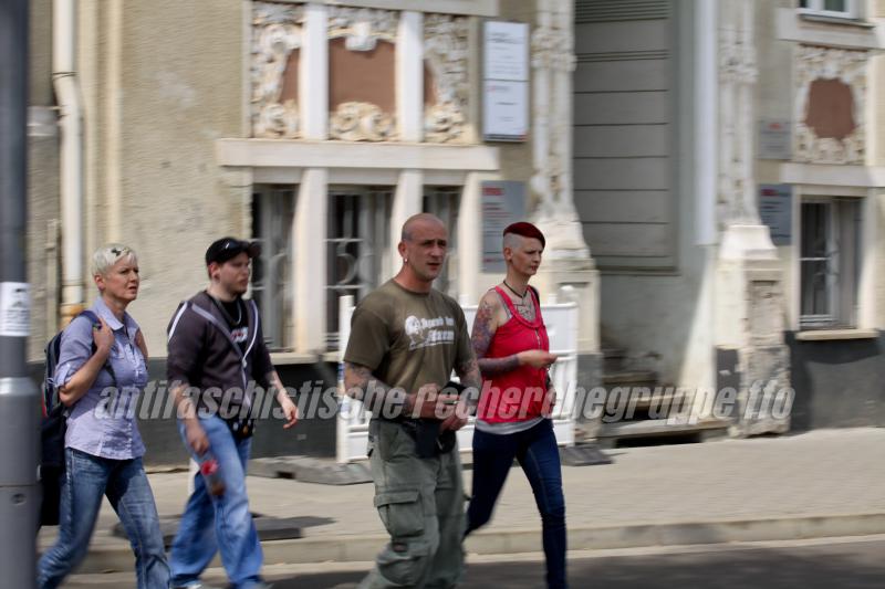 Die "Jugend im Sturm"?: Anmelder Peer Koss mit seiner Frau Franziska auf dem Weg zum Auftaktort ihrer Demonstration. Direkt dahinter: NPDlerin Manuela Kokott aus Markgrafpieske. (Foto: pressedienst frankfurt (oder))