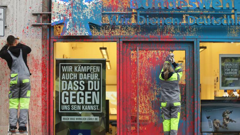 Bundeswehr zerschlagen – Showroom dichtmachen