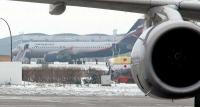 Bombenexperten durchsuchten am Morgen diese Maschine der Aeroflot am Flughafen Schönefeld - gefunden wurde nichts. - Foto: dpa