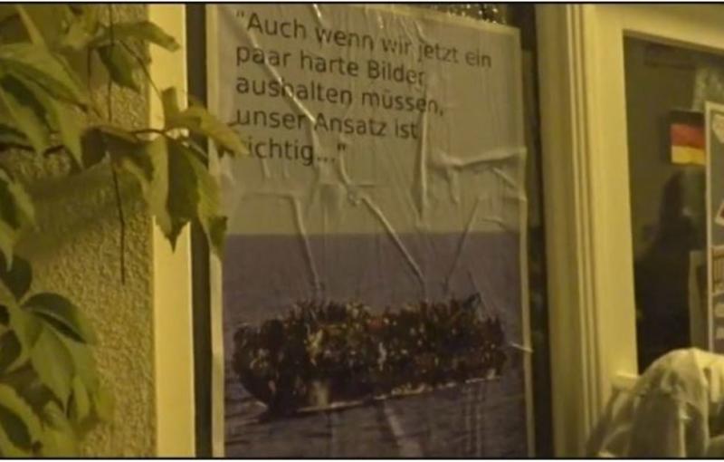  Eine Aussage von de Maizière zur Richtigkeit der europäischen Flüchtlingspolitik wurde von den Linken auf ein Plakat mit einem überfüllten Flüchtlingsboot geschrieben. 