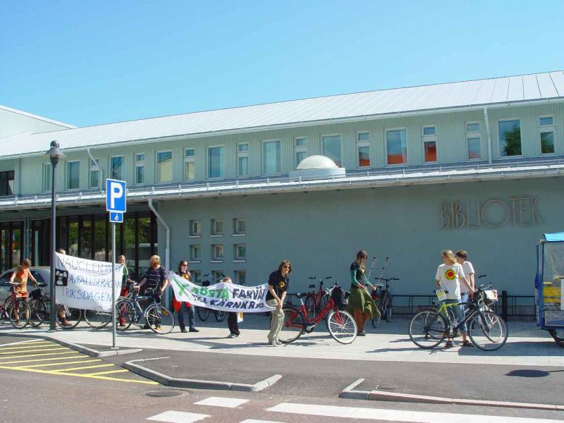 The bike rally stopped also at the library