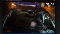 In einem Video zeigt die Berliner Polizei Bilder der beschädigten Polizeiautos